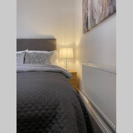 Alicia Newport By Mia Living 2 Bedroom Apartment With Dedicated Parking 외부 사진