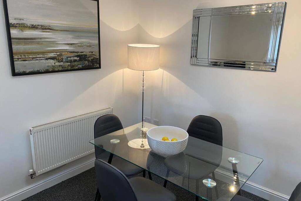 Alicia Newport By Mia Living 2 Bedroom Apartment With Dedicated Parking 외부 사진