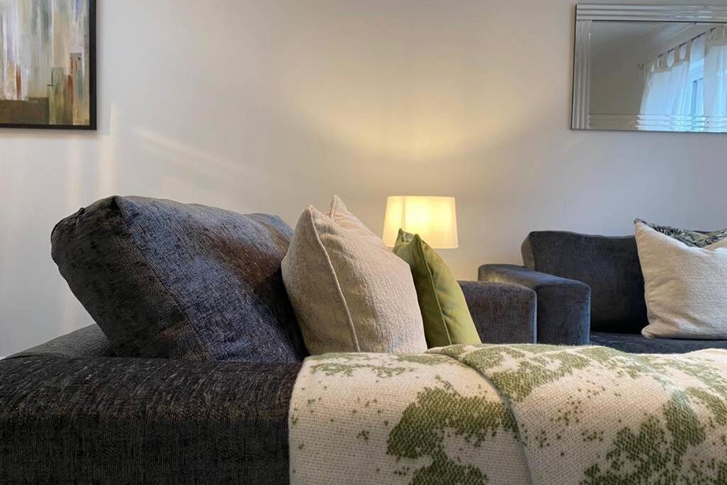 Alicia Newport By Mia Living 2 Bedroom Apartment With Dedicated Parking 외부 사진