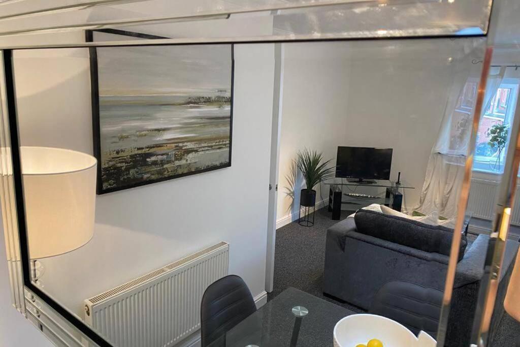 Alicia Newport By Mia Living 2 Bedroom Apartment With Dedicated Parking 외부 사진